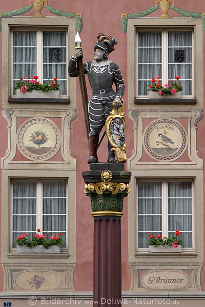 Eidgenssischer Krieger Stein am Rhein Brunnenfigur vor Fassade-Fenstern am Rathausplatz