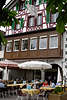 601647_ Stein am Rhein Restaurant Rheingerbe Hotel in historischer Altstadt mit Gsten an Tischen im Freien