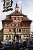 601652_ Rathaus von Stein am Rhein, Caf mit Urlauber an Tischen im Urlaubsort der Schweiz in Foto