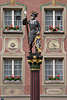 Eidgenssischer Krieger Stein am Rhein Brunnenfigur vor Fassade-Fenstern am Rathausplatz