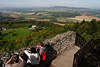 710115_ Touristen Foto auf Burg Trosky Fernausblick auf Bhmisches Paradies Cesky rj Burgenland