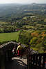 710125_ Trosky Burg Touristen auf Treppe mit  Ausblick auf Bhmisches Paradies (Cesky rj) Burgenland Foto
