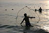 Thai-Wurfnetzfischer wirft Fischnetz ins Meerwasser